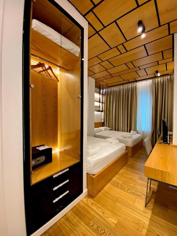 Crown Boutique Hotel Durrës Exteriör bild