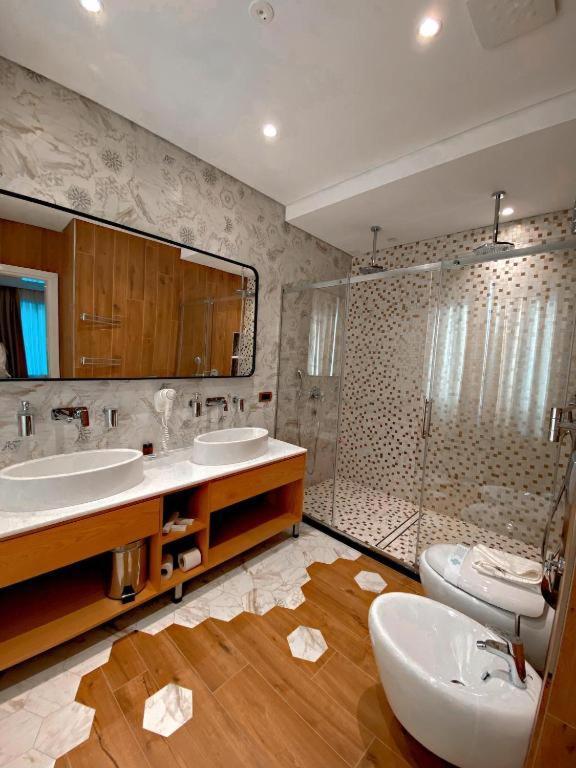 Crown Boutique Hotel Durrës Exteriör bild