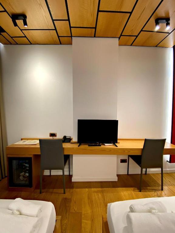 Crown Boutique Hotel Durrës Exteriör bild